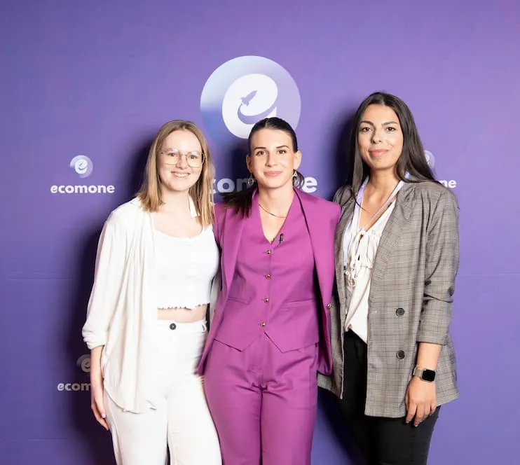 Drei Frauen lächeln vor der Ecomone-Fotowand am Event im KKL Luzern